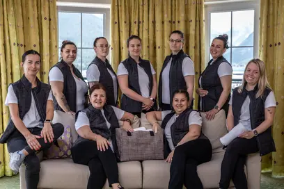 Die einheitlich gekleidet Zimmerservice Damen