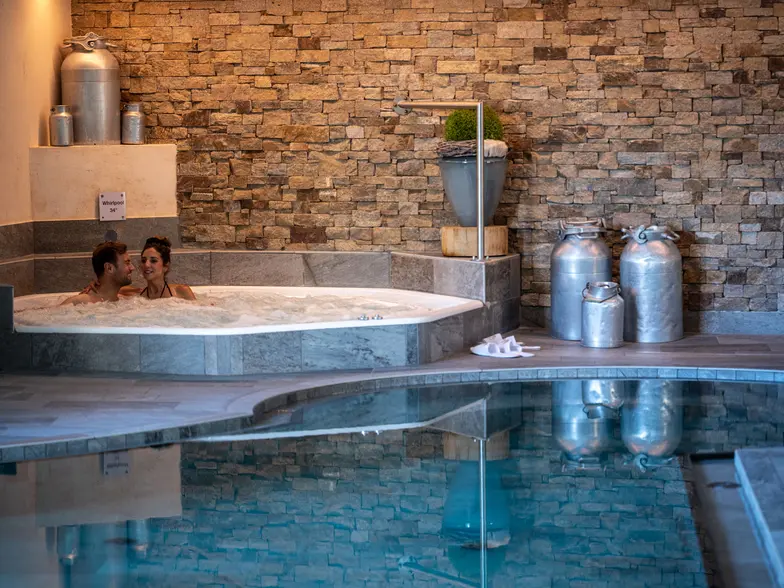 Der indoor Whirlpool neben dem richtigen Pool 