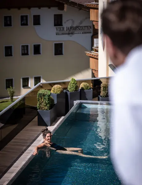 Blick auf das Hotel vom Pool aus 