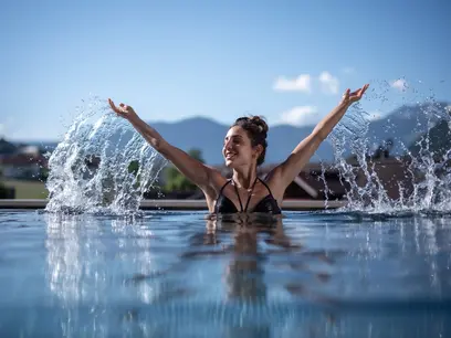 Die tolle Aussicht vom Pool aus genießen 