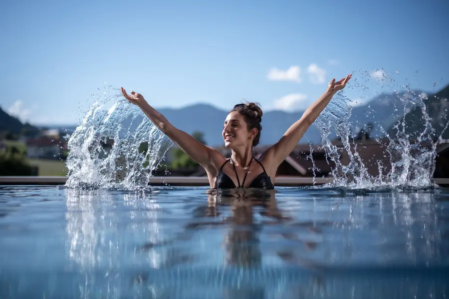 Die tolle Aussicht vom Pool aus genießen 