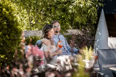 Mit einem drink im wunderschönen Garten gemeinsam Zeit verbringen
