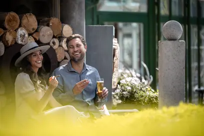 in der Raucherlounge runterkommen und die Zigarette mit einem drink genießen 