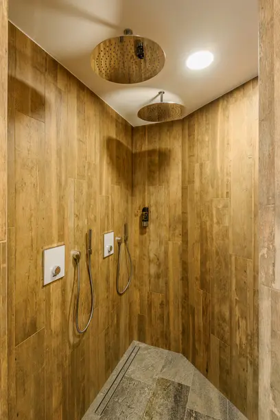 Duschen in der Saunalandschaft - Hotel Vier Jahreszeiten © Harald Voglhuber