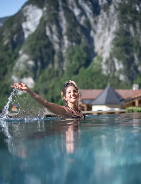 Spaß haben im Pool mit toller Aussicht 