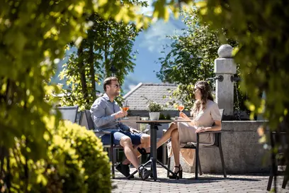 Ein Drink neben dem Brunnen im Garten