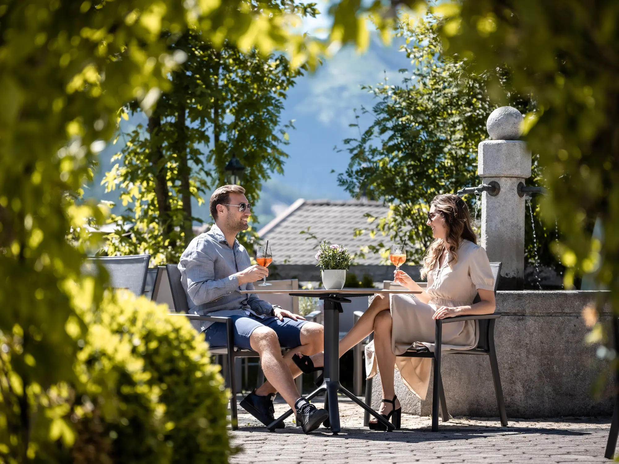 Ein Drink neben dem Brunnen im Garten