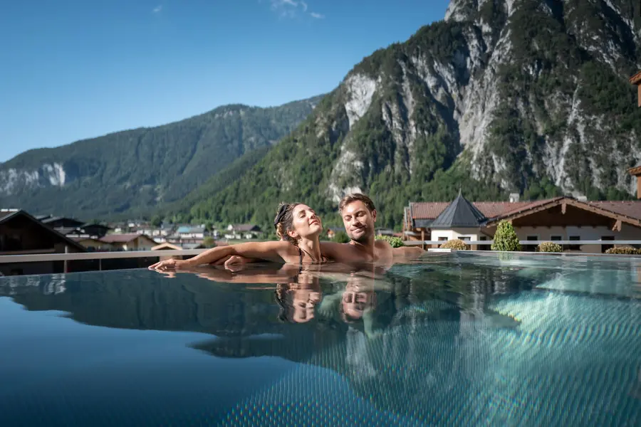 Gemeinsam im Pool die Aussicht genießen 