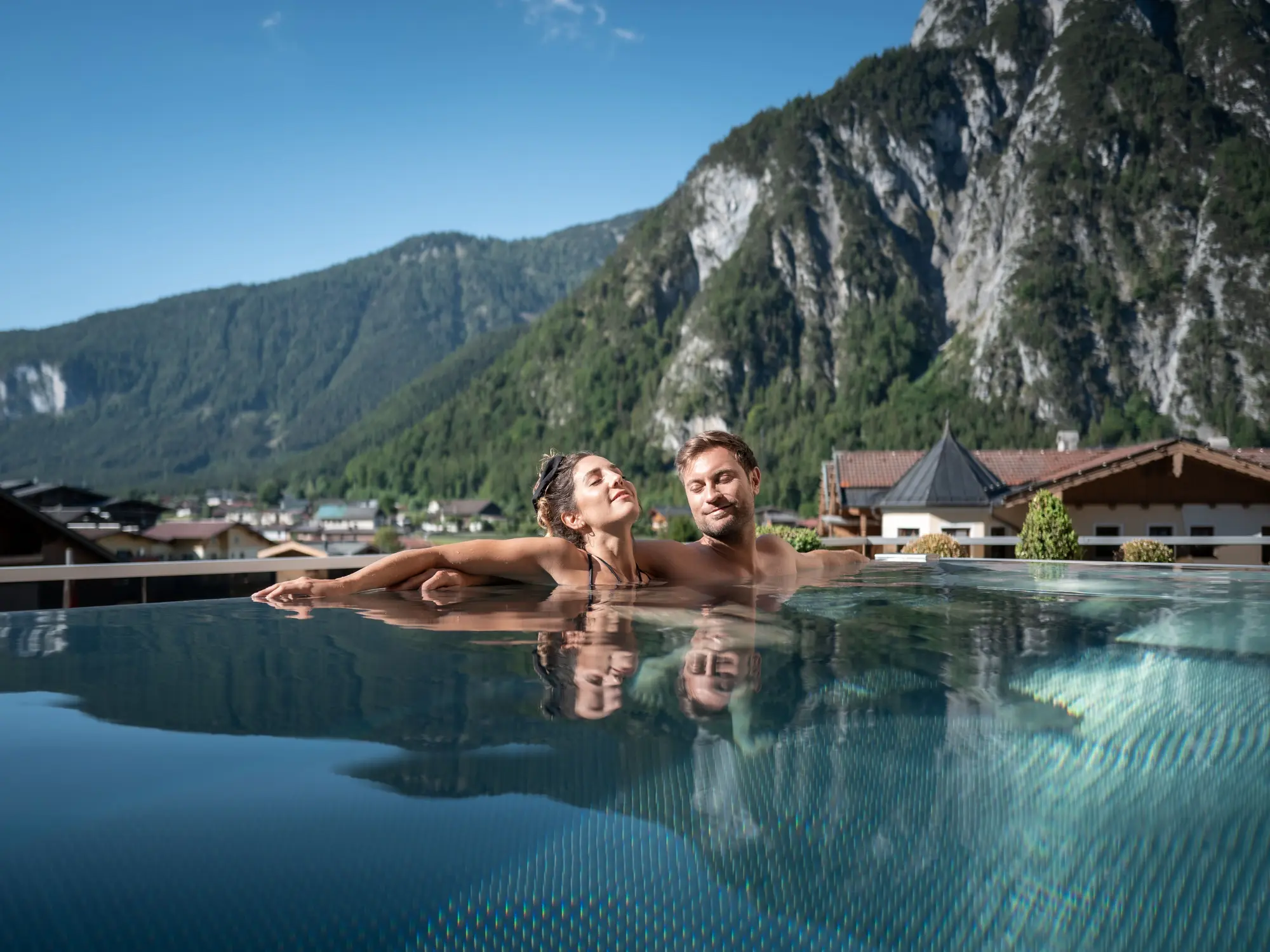 Gemeinsam im Pool die Aussicht genießen 