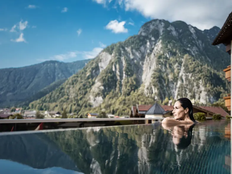 Infinity-Pool mit Bergpanorama - Hotel Vier Jahreszeiten © Thomas Pircher / bilc[ART]isten