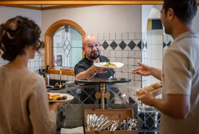 Frühstücksbuffet Eierspeis Die frisch zubereitete Eierspeis beim Frühstück